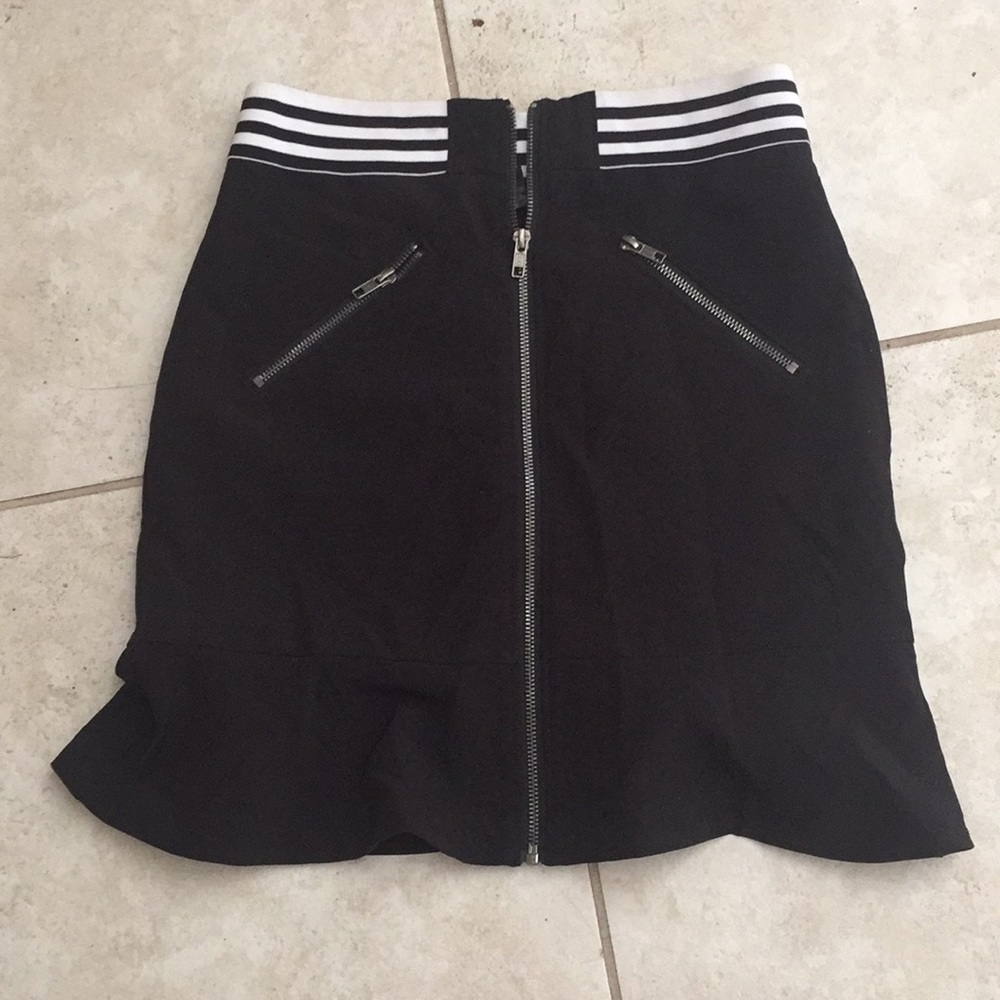 A line black skirt with zipper and elastic belt